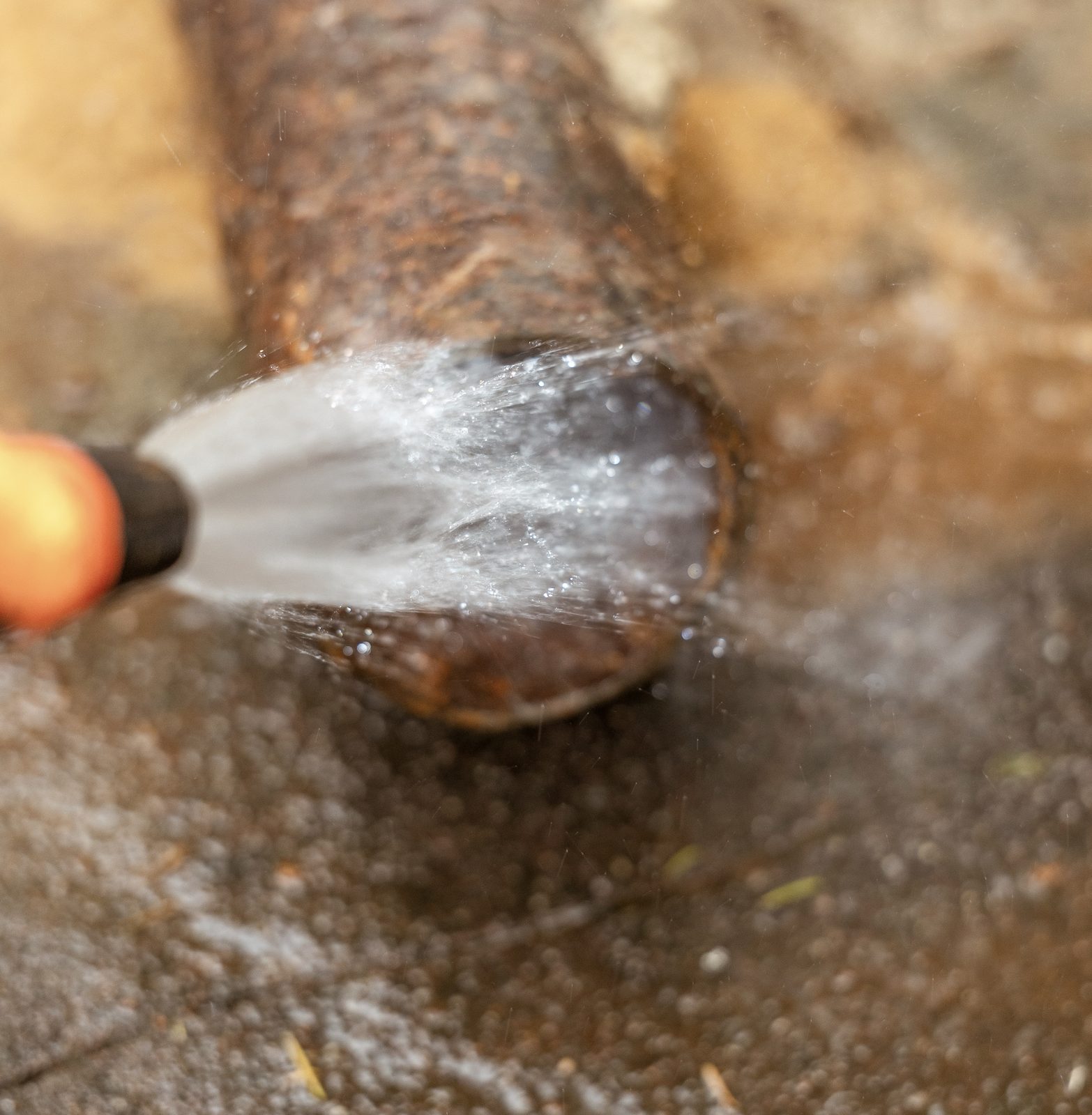 Rohrreinigung mit Hochdruck im Einsatz