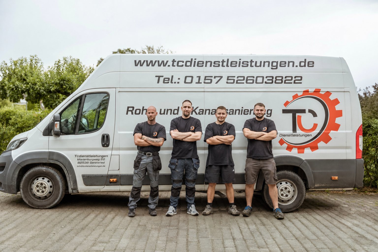 Team von TC Dienstleistungen vor dem Firmenfahrzeug in Geretsried